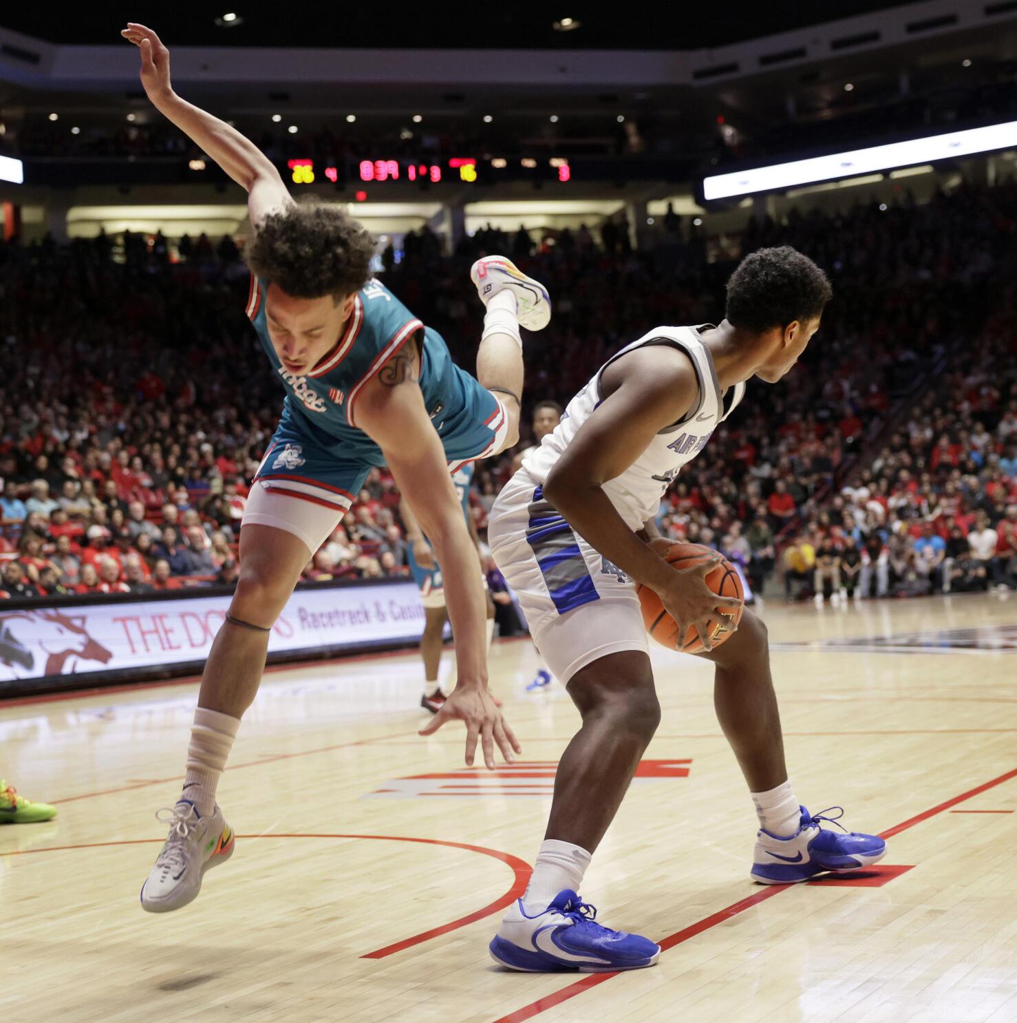 Mashburn has 24 points No. 25 New Mexico beats Air Force AP News